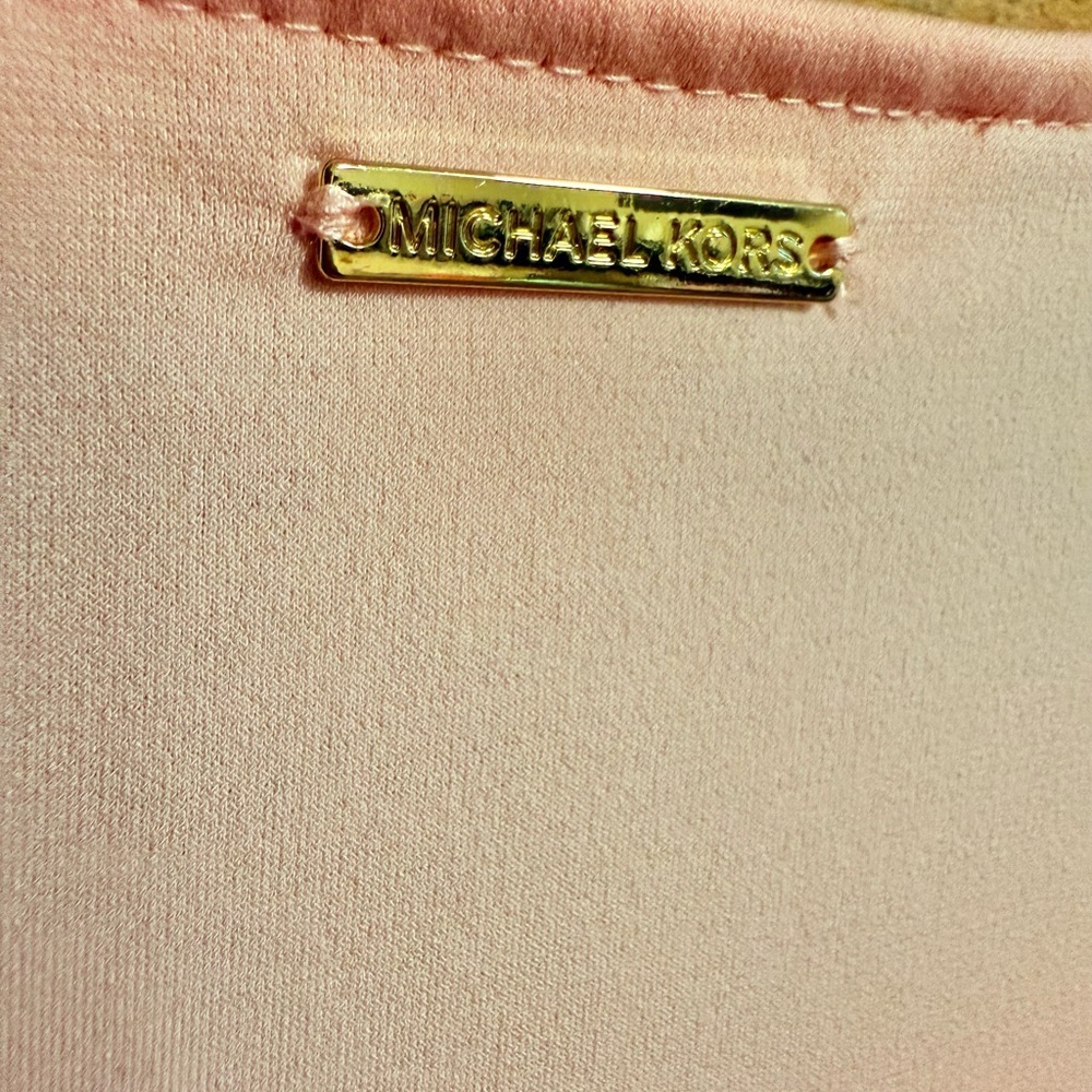 Michael Kors Soft pink blouse
super minor pilling as pictured.
Smoke free home - Picture 4 of 5